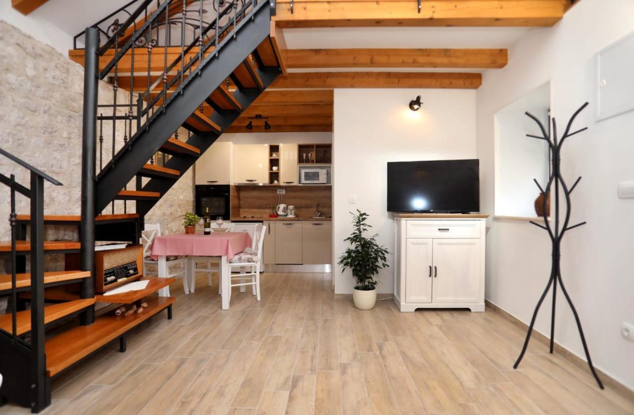 Studio Apartman Mihaella Kaštela Exterior foto